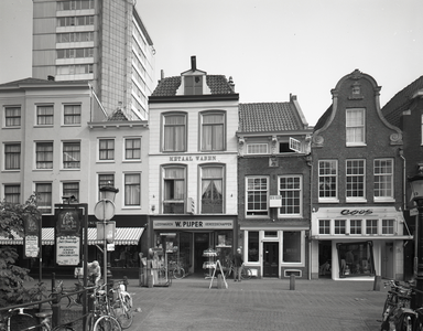66697 Gezicht op de voorgevels van de huizen Oudegracht 116 (links) -124 te Utrecht.